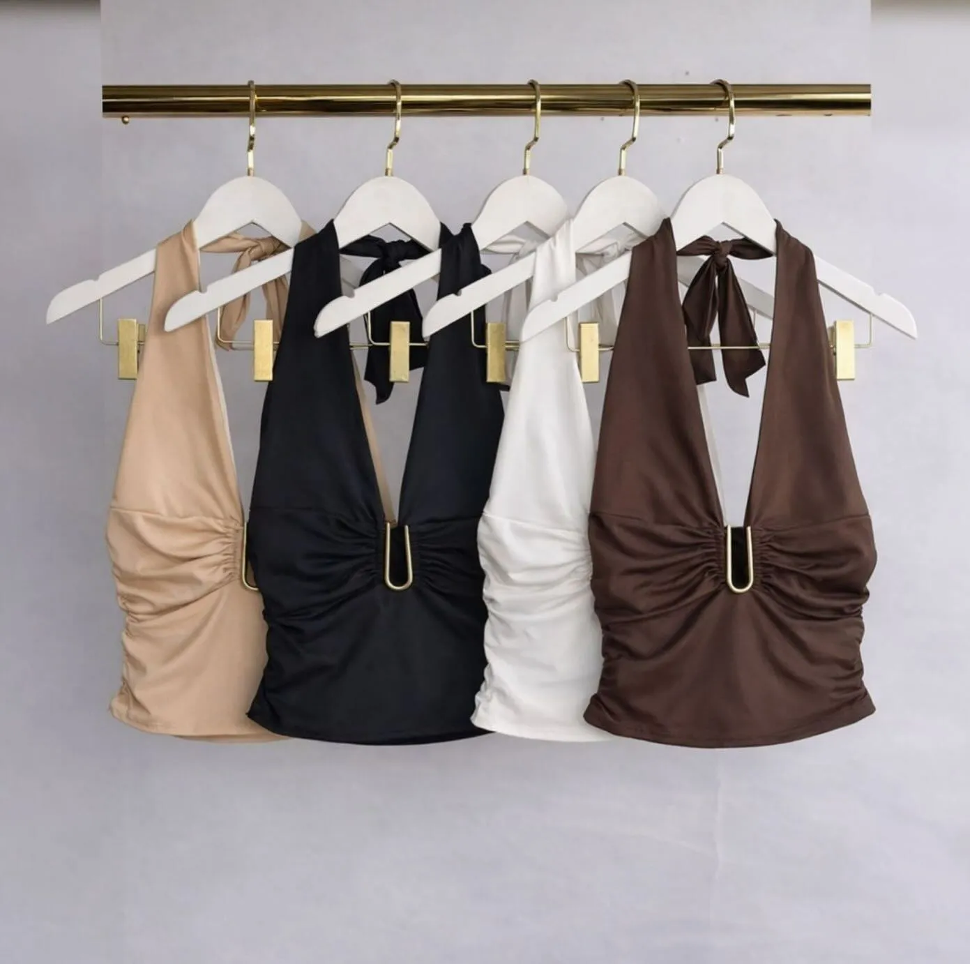 Arara de roupas premium organizada representando a curadoria exclusiva Madame Luxo