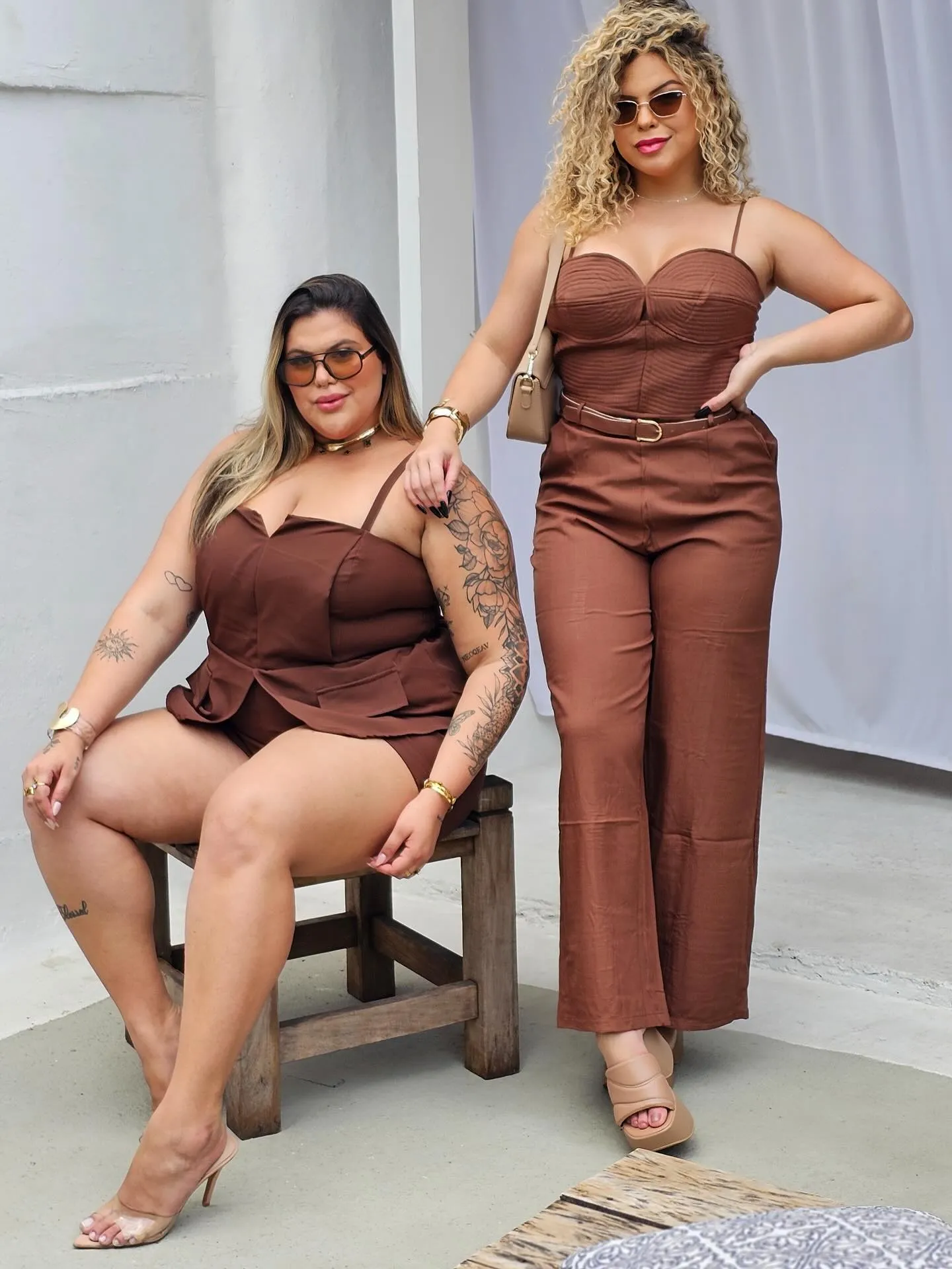 Modelos com conjuntos elegantes na cor marrom da coleção Madame Luxo